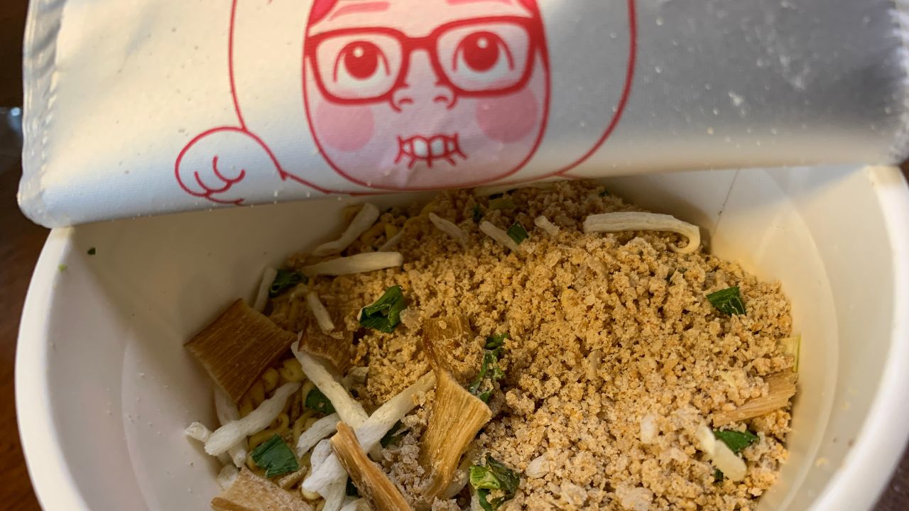 みそきんのフタを開けているところ