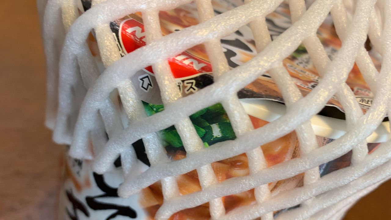 果物ネットでみそきんのフタを固定しているところ2