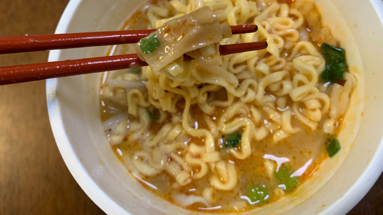 みそきんを食べるところ